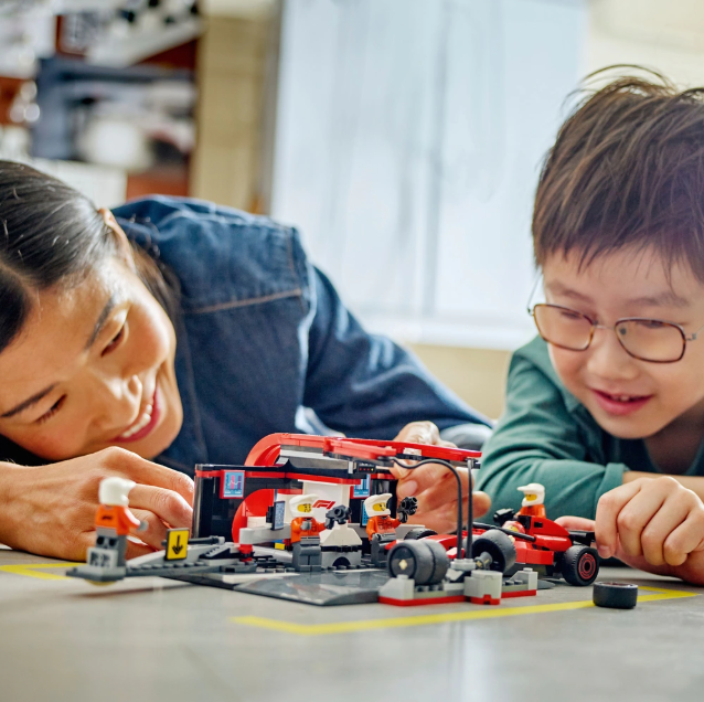 LEGO City Arrêt au Stand de F1 avec Voiture Ferrari - 322 pcs - Image 4